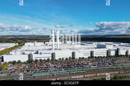 Zwickau, Allemagne. 13 octobre 2025. Vue de l'usine Volkswagen à Zwickau. Jusqu’à présent, six modèles Volkswagen, Audi et Cupra ont quitté la chaîne de production de l’usine de Saxe. L'usine de Zwickau ne fonctionne pas actuellement à pleine capacité. La capacité est de plus de 300 000 véhicules par an, actuellement un peu plus de 200 000 selon la direction. (Photo prise avec drone) crédit : Hendrik Schmidt/dpa/Alamy Live News Banque D'Images