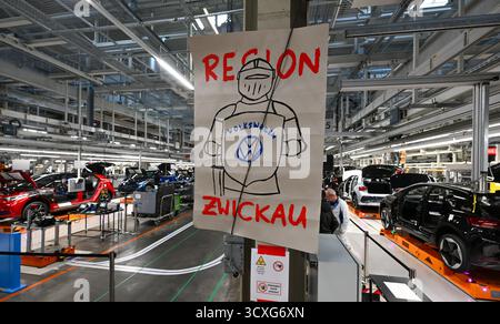 Zwickau, Allemagne. 13 octobre 2025. Une affiche avec les mots « Region Zwickau » et une armure est accrochée dans l'usine Volkswagen de Zwickau. Les employés avaient posé les affiches avant la visite du ministre fédéral de l'environnement. Crédit : Hendrik Schmidt/dpa/Alamy Live News Banque D'Images