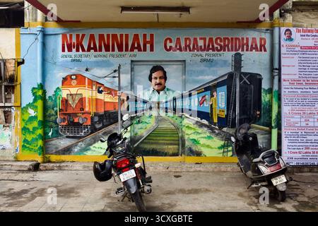 Murale syndicale représentant des trains et des portraits de dirigeants ferroviaires devant le bureau du Southern Railwaymen’s Union (SRMU), Chennai, Tamil Nadu, Inde Banque D'Images