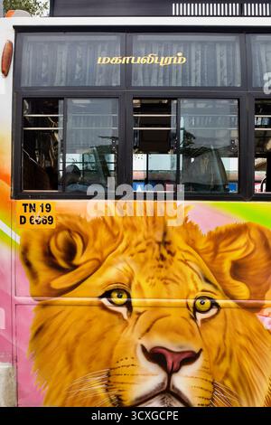 Vues détaillées d'un bus décoré à la gare routière de Mahabalipuram, Tamil Nadu, Inde, avec des motifs de lion aérographiés et des inscriptions de route tamoule. Banque D'Images