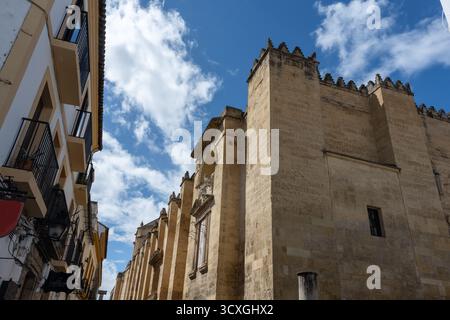 Vue de l'église historique du couvent de Santa Cruz à Cordoue, un exemple parfait de l'architecture religieuse andalouse. L'image montre la façade Banque D'Images