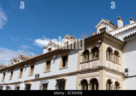 Détail de l'architecture typique de Cordoue avec des murs blanchis à la chaux, des cours fleuries, des fenêtres en fer forgé et des décorations en céramique. Un e authentique Banque D'Images