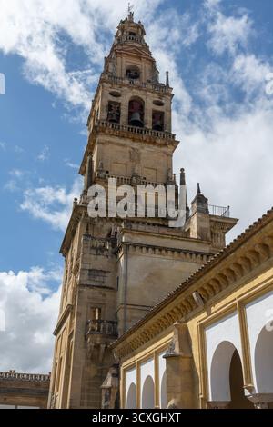 Vue sur la cathédrale historique de Cordoue, connue sous le nom de Mezquita-Catedral, un symbole de l'Andalousie. L'image présente des détails architecturaux, dôme, towe Banque D'Images