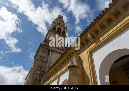 Vue sur la cathédrale historique de Cordoue, connue sous le nom de Mezquita-Catedral, un symbole de l'Andalousie. L'image présente des détails architecturaux, dôme, towe Banque D'Images