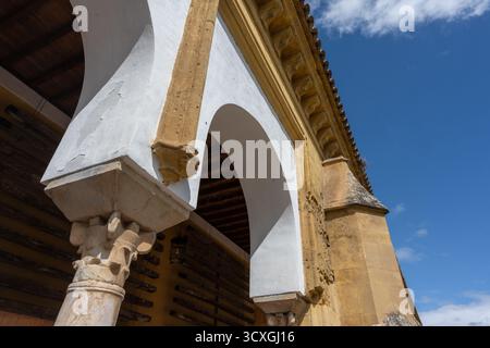 Vue sur la cathédrale historique de Cordoue, connue sous le nom de Mezquita-Catedral, un symbole de l'Andalousie. L'image présente des détails architecturaux, dôme, towe Banque D'Images