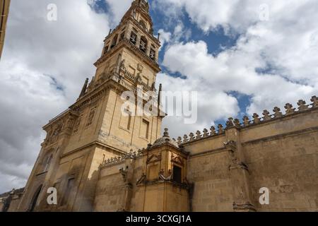 Vue sur la cathédrale historique de Cordoue, connue sous le nom de Mezquita-Catedral, un symbole de l'Andalousie. L'image présente des détails architecturaux, dôme, towe Banque D'Images
