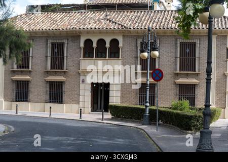 Détail de l'architecture typique de Cordoue avec des murs blanchis à la chaux, des cours fleuries, des fenêtres en fer forgé et des décorations en céramique. Un authentique Banque D'Images