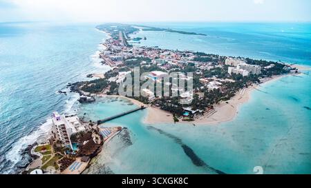 Isla Mujeres, Cancun, Mexique - belle île avec une petite ville sur elle. L'eau est bleue et le ciel dégagé Banque D'Images