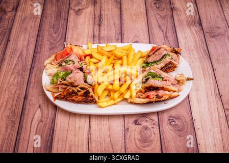 Sandwich classique aux œufs durs hachés avec mayonnaise et moutarde sur pain blanc sans croûte Banque D'Images