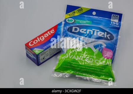 Kiev, Ukraine - 02 février 2025 : le dentifrice Colgate et le paquet DenTek Advanced Clean FLOSS Picks sont affichés en gros plan sur une surface blanche neutre, repr Banque D'Images