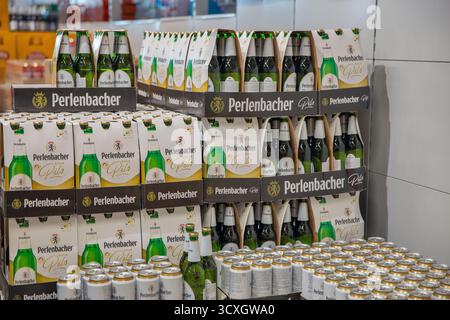 Porec, Croatie - 31 mai 2025 : présentoir de bouteilles et de canettes de bière Perlenbacher Pils dans le supermarché Lidl, montrant l'emballage de marque et les bev empilés Banque D'Images