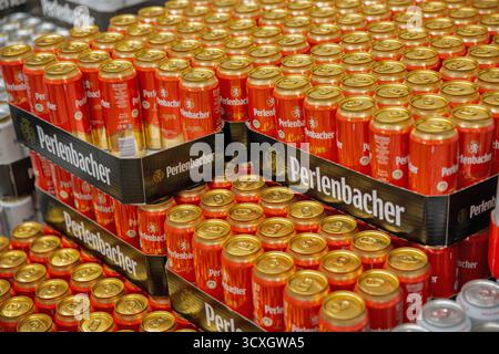 Porec, Croatie - 31 mai 2025 : boîtes de bière empilées Perlenbacher Lager avec un design rouge et or sur les étagères du supermarché Lidl, montrant un emballage de marque an Banque D'Images