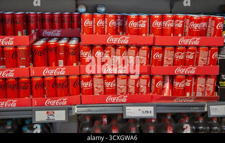 Porec, Croatie - 31 mai 2025 : boîtes de Coca Cola rouges avec goût original et zéro sucre exposées dans le supermarché Lidl, soigneusement disposées en packagis de marque Banque D'Images