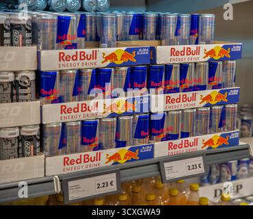 Porec, Croatie - 31 mai 2025 : boîtes de boissons énergisantes et multipacks Red Bull empilées sur les étagères des magasins de détail avec des étiquettes de prix. Boisson caféinée populaire Banque D'Images