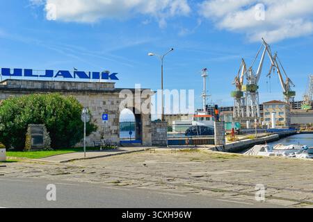 Les chantiers navals d'Uljanik à Pula, en Croatie, un port industriel depuis l'époque des Romains sur la côte adriatique en Europe Banque D'Images