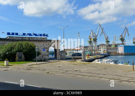 Les chantiers navals d'Uljanik à Pula, en Croatie, un port industriel depuis l'époque des Romains sur la côte adriatique en Europe Banque D'Images