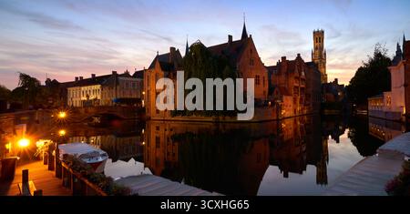 Historique Bruges Belgique Rozenhoedkaai canal Panorama. Crépuscule dans la ville historique de Bruges, en Belgique, avec des bâtiments médiévaux, des canaux et le beffroi. Banque D'Images