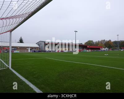 BRACKLEY, ANGLETERRE - 14 OCTOBRE : vue générale de St James Park, Brackley avant le match de replay de qualification de la FA Cup 4th Round entre Brackley Town et Woking à St James Park, Brackley, le 14 octobre 2025 à Brackley, Royaume-Uni. (Photo de Mitch Davidson/Brackley Town FC via Alamy Live News) Banque D'Images