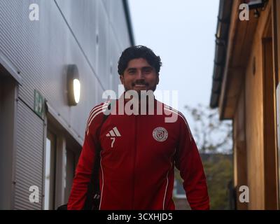 BRACKLEY, ANGLETERRE - 14 OCTOBRE : Scott Pollock de Brackley Town arrive avant le match de replay de qualification de la FA Cup 4th Round entre Brackley Town et Woking à St James Park, Brackley, le 14 octobre 2025 à Brackley, Royaume-Uni. (Photo de Mitch Davidson/Brackley Town FC via Alamy Live News) Banque D'Images