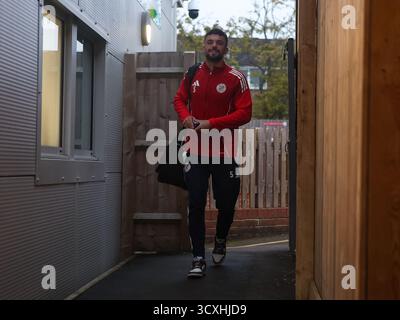 BRACKLEY, ANGLETERRE - 14 OCTOBRE : Kyle Morrison de Brackley Town arrive avant le match de replay de qualification de la FA Cup 4th Round entre Brackley Town et Woking au St James Park, Brackley, le 14 octobre 2025 à Brackley, Royaume-Uni. (Photo de Mitch Davidson/Brackley Town FC via Alamy Live News) Banque D'Images