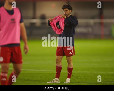 BRACKLEY, ANGLETERRE - 14 OCTOBRE : Scott Pollock de Brackley Town se réchauffe avant le match de replay de qualification de la FA Cup 4th Round entre Brackley Town et Woking au St James Park, Brackley, le 14 octobre 2025 à Brackley, Royaume-Uni. (Photo de Mitch Davidson/Brackley Town FC via Alamy Live News) Banque D'Images