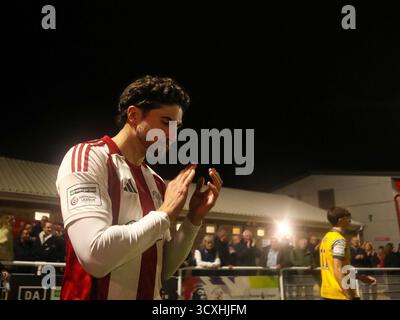 BRACKLEY, ANGLETERRE - 14 OCTOBRE : Scott Pollock de Brackley Town sort avant le match de replay de qualification de la 4e ronde de la FA Cup entre Brackley Town et Woking au St James Park, Brackley, le 14 octobre 2025 à Brackley, Royaume-Uni. (Photo de Mitch Davidson/Brackley Town FC via Alamy Live News) Banque D'Images