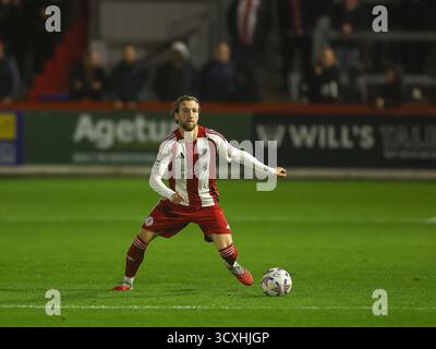 BRACKLEY, ANGLETERRE - 14 OCTOBRE : Morgan Roberts de Brackley Town prend une touche lors du match de replay de qualification de la FA Cup 4th Round entre Brackley Town et Woking au St James Park, Brackley, le 14 octobre 2025 à Brackley, Royaume-Uni. (Photo de Mitch Davidson/Brackley Town FC via Alamy Live News) Banque D'Images