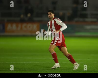 BRACKLEY, ANGLETERRE - 14 OCTOBRE : Scott Pollock de Brackley Town lors du match de replay de qualification de la FA Cup 4th Round entre Brackley Town et Woking au St James Park, Brackley, le 14 octobre 2025 à Brackley, Royaume-Uni. (Photo de Mitch Davidson/Brackley Town FC via Alamy Live News) Banque D'Images