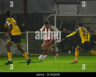 BRACKLEY, ANGLETERRE - 14 OCTOBRE : Scott Pollock de Brackley Town dribble avec la balle lors du match de replay de qualification de la FA Cup 4th Round entre Brackley Town et Woking au St James Park, Brackley, le 14 octobre 2025 à Brackley, Royaume-Uni. (Photo de Mitch Davidson/Brackley Town FC via Alamy Live News) Banque D'Images