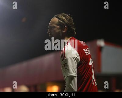 BRACKLEY, ANGLETERRE - 14 OCTOBRE : Morgan Roberts de Brackley Town célèbre avoir marqué le deuxième but de son équipe pour marquer le score de 2-1 lors du match de replay de qualification de la 4e ronde de la FA Cup entre Brackley Town et Woking au St James Park, Brackley, le 14 octobre 2025 à Brackley, Royaume-Uni. (Photo de Mitch Davidson/Brackley Town FC via Alamy Live News) Banque D'Images