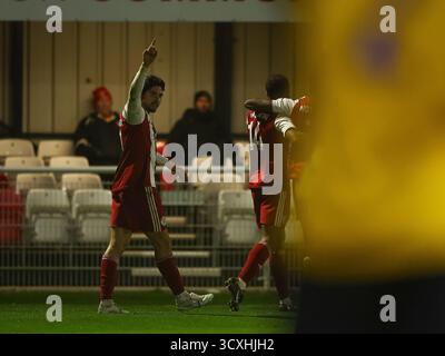 BRACKLEY, ANGLETERRE - 14 OCTOBRE : Scott Pollock de Brackley Town attribue le crédit à Morgan Roberts de Brackley Town en célébrant le deuxième but lors du match de replay de la 4e ronde de qualification de la FA Cup entre Brackley Town et Woking à St James Park, Brackley, le 14 octobre 2025 à Brackley, Royaume-Uni. (Photo de Mitch Davidson/Brackley Town FC via Alamy Live News) Banque D'Images