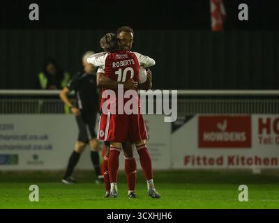 BRACKLEY, ANGLETERRE - 14 OCTOBRE : Danny Waldron et Morgan Roberts de Brackley Town célèbrent avoir marqué le deuxième but de leur équipe pour marquer le score de 2-1 lors du match de replay de qualification de la 4e ronde de la FA Cup entre Brackley Town et Woking à St James Park, Brackley, le 14 octobre 2025 à Brackley, Royaume-Uni. (Photo de Mitch Davidson/Brackley Town FC via Alamy Live News) Banque D'Images