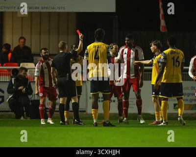 BRACKLEY, ANGLETERRE - 14 OCTOBRE : Joshua Osude de Woking est expulsé lors du match de replay de qualification de la FA Cup 4th Round entre Brackley Town et Woking à St James Park, Brackley, le 14 octobre 2025 à Brackley, Royaume-Uni. (Photo de Mitch Davidson/Brackley Town FC via Alamy Live News) Banque D'Images