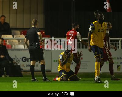 BRACKLEY, ANGLETERRE - 14 OCTOBRE : Joshua Osude de Woking est expulsé lors du match de replay de qualification de la FA Cup 4th Round entre Brackley Town et Woking à St James Park, Brackley, le 14 octobre 2025 à Brackley, Royaume-Uni. (Photo de Mitch Davidson/Brackley Town FC via Alamy Live News) Banque D'Images