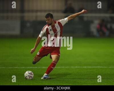 BRACKLEY, ANGLETERRE - 14 OCTOBRE : Kyle Morrison de Brackley Town passe le ballon lors du match de replay de qualification de la FA Cup 4th Round entre Brackley Town et Woking au St James Park, Brackley, le 14 octobre 2025 à Brackley, Royaume-Uni. (Photo de Mitch Davidson/Brackley Town FC via Alamy Live News) Banque D'Images