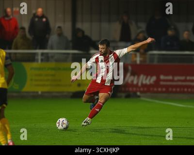 BRACKLEY, ANGLETERRE - 14 OCTOBRE : Kyle Morrison de Brackley Town passe le ballon lors du match de replay de qualification de la FA Cup 4th Round entre Brackley Town et Woking au St James Park, Brackley, le 14 octobre 2025 à Brackley, Royaume-Uni. (Photo de Mitch Davidson/Brackley Town FC via Alamy Live News) Banque D'Images