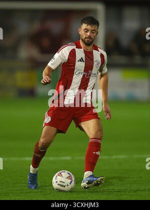 BRACKLEY, ANGLETERRE - 14 OCTOBRE : Kyle Morrison de Brackley Town passe le ballon lors du match de replay de qualification de la FA Cup 4th Round entre Brackley Town et Woking au St James Park, Brackley, le 14 octobre 2025 à Brackley, Royaume-Uni. (Photo de Mitch Davidson/Brackley Town FC via Alamy Live News) Banque D'Images