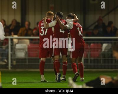 BRACKLEY, ANGLETERRE - 14 OCTOBRE : Ryan Haynes, Jack Price et Danny Waldron de Brackley Town célèbrent avoir marqué le quatrième but de leur équipe pour marquer le score de 4-2 lors du match de replay de qualification de la 4e ronde de la FA Cup entre Brackley Town et Woking à St James Park, Brackley, le 14 octobre 2025 à Brackley, Royaume-Uni. (Photo de Mitch Davidson/Brackley Town FC via Alamy Live News) Banque D'Images