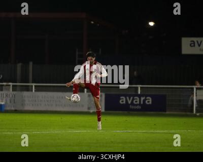 BRACKLEY, ANGLETERRE - 14 OCTOBRE : Scott Pollock de Brackley Town prend une touche lors du match de replay de qualification de la FA Cup 4th Round entre Brackley Town et Woking au St James Park, Brackley, le 14 octobre 2025 à Brackley, Royaume-Uni. (Photo de Mitch Davidson/Brackley Town FC via Alamy Live News) Banque D'Images