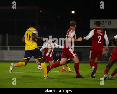 BRACKLEY, ANGLETERRE - 14 OCTOBRE : Scott Pollock de Brackley Town marque le cinquième but de son équipe pour marquer le score de 5-2 lors du match de replay de qualification de la FA Cup 4th Round entre Brackley Town et Woking au St James Park, Brackley, le 14 octobre 2025 à Brackley, Royaume-Uni. (Photo de Mitch Davidson/Brackley Town FC via Alamy Live News) Banque D'Images