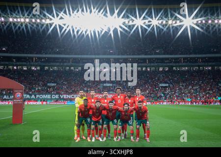 14 octobre 2025. Lisbonne, Portugal. Les joueurs portugais posent pour une photo d'équipe avant le début du match de la journée 8 du Groupe 7 pour les qualifications de Coupe du monde 2026, Portugal vs République de Hongrie crédit : Alexandre de Sousa/Alamy Live News Banque D'Images