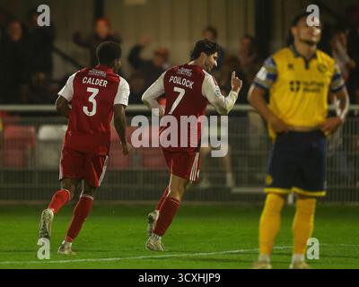 BRACKLEY, ANGLETERRE - 14 OCTOBRE : Scott Pollock de Brackley Town célèbre avoir marqué le cinquième but de son équipe pour marquer le score de 5-2 lors du match de replay de qualification de la 4e ronde de la FA Cup entre Brackley Town et Woking à St James Park, Brackley, le 14 octobre 2025 à Brackley, Royaume-Uni. (Photo de Mitch Davidson/Brackley Town FC via Alamy Live News) Banque D'Images