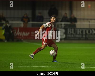 BRACKLEY, ANGLETERRE - 14 OCTOBRE : Kyle Morrison de Brackley Town prend une touche lors du match de replay de qualification de la 4e ronde de la FA Cup entre Brackley Town et Woking au St James Park, Brackley, le 14 octobre 2025 à Brackley, Royaume-Uni. (Photo de Mitch Davidson/Brackley Town FC via Alamy Live News) Banque D'Images