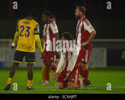 BRACKLEY, ANGLETERRE - 14 OCTOBRE : Scott Pollock de Brackley Town se plaint lors du match de replay de qualification de la FA Cup 4th Round entre Brackley Town et Woking au St James Park, Brackley, le 14 octobre 2025 à Brackley, Royaume-Uni. (Photo de Mitch Davidson/Brackley Town FC via Alamy Live News) Banque D'Images