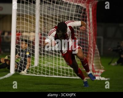 BRACKLEY, ANGLETERRE - 14 OCTOBRE : Kyle Morrison de Brackley Town célèbre avoir marqué le sixième but de son équipe pour marquer le score de 6-2 lors du match de replay de qualification de la 4e ronde de la FA Cup entre Brackley Town et Woking au St James Park, Brackley, le 14 octobre 2025 à Brackley, Royaume-Uni. (Photo de Mitch Davidson/Brackley Town FC via Alamy Live News) Banque D'Images