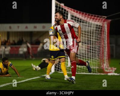 BRACKLEY, ANGLETERRE - 14 OCTOBRE : Kyle Morrison de Brackley Town célèbre avoir marqué le sixième but de son équipe pour marquer le score de 6-2 lors du match de replay de qualification de la 4e ronde de la FA Cup entre Brackley Town et Woking au St James Park, Brackley, le 14 octobre 2025 à Brackley, Royaume-Uni. (Photo de Mitch Davidson/Brackley Town FC via Alamy Live News) Banque D'Images