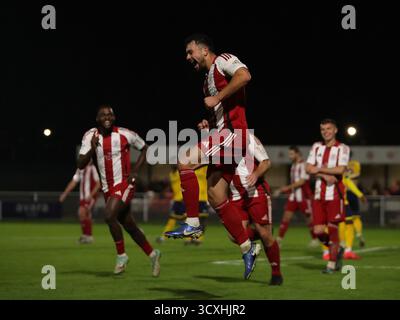 BRACKLEY, ANGLETERRE - 14 OCTOBRE : Kyle Morrison de Brackley Town célèbre avoir marqué le sixième but de son équipe pour marquer le score de 6-2 lors du match de replay de qualification de la 4e ronde de la FA Cup entre Brackley Town et Woking au St James Park, Brackley, le 14 octobre 2025 à Brackley, Royaume-Uni. (Photo de Mitch Davidson/Brackley Town FC via Alamy Live News) Banque D'Images