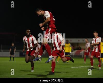 BRACKLEY, ANGLETERRE - 14 OCTOBRE : Kyle Morrison de Brackley Town célèbre avoir marqué le sixième but de son équipe pour marquer le score de 6-2 lors du match de replay de qualification de la 4e ronde de la FA Cup entre Brackley Town et Woking au St James Park, Brackley, le 14 octobre 2025 à Brackley, Royaume-Uni. (Photo de Mitch Davidson/Brackley Town FC via Alamy Live News) Banque D'Images