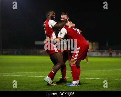 BRACKLEY, ANGLETERRE - 14 OCTOBRE : Kyle Morrison de Brackley Town célèbre avoir marqué le sixième but de son équipe pour marquer le score de 6-2 lors du match de replay de qualification de la 4e ronde de la FA Cup entre Brackley Town et Woking au St James Park, Brackley, le 14 octobre 2025 à Brackley, Royaume-Uni. (Photo de Mitch Davidson/Brackley Town FC via Alamy Live News) Banque D'Images