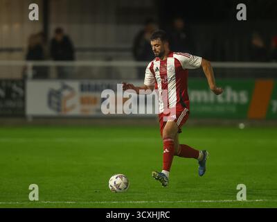 BRACKLEY, ANGLETERRE - 14 OCTOBRE : Kyle Morrison de Brackley Town passe le ballon lors du match de replay de qualification de la FA Cup 4th Round entre Brackley Town et Woking au St James Park, Brackley, le 14 octobre 2025 à Brackley, Royaume-Uni. (Photo de Mitch Davidson/Brackley Town FC via Alamy Live News) Banque D'Images